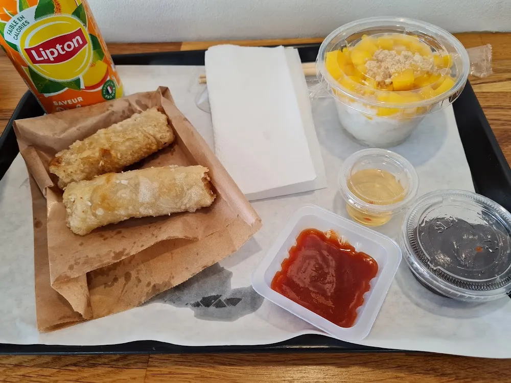 Nems Poulet Et Dessert Riz Gluant Mangue